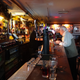 Imagen para el artículo titulado Este bar abrió por primera vez en la Edad Media, cuando la gente entraba con sus espadas para pedir una pinta
